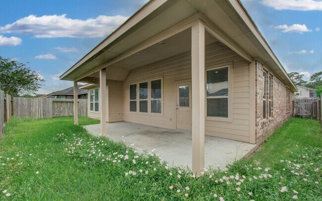 Building Photo - 15702 Whisper Woods Dr