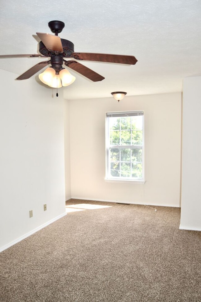 Building Photo - Spacious 3 Bedroom Condo!