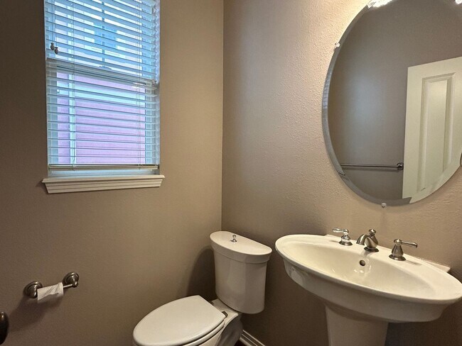 Building Photo - Spacious 3 Bed, 2.5 Bath Home with Attached Garage and Pool Access - Available Now