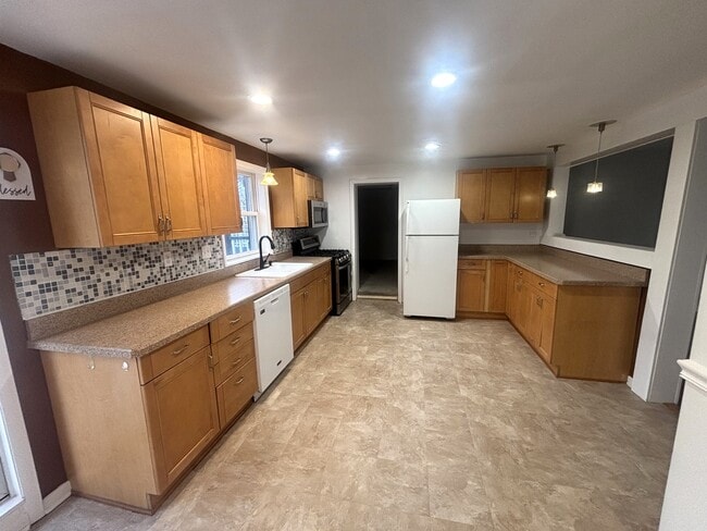 Building Photo - 440 W Meadow Ave