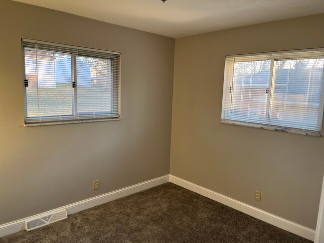 Building Photo - 858 Heatherstone Dr