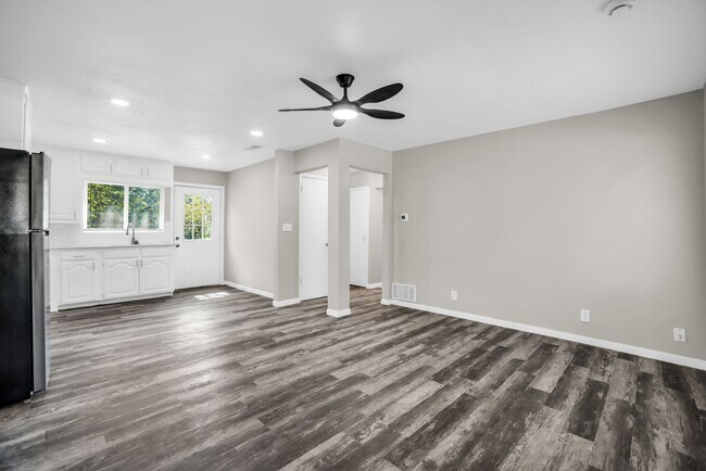 Building Photo - 125 Vandenburg Dr