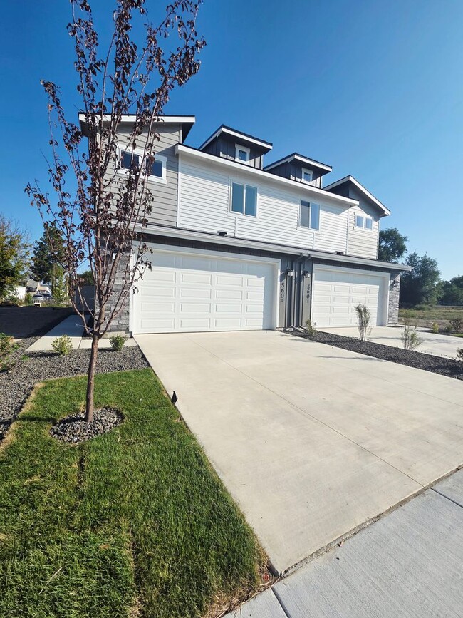 Building Photo - 560 Desert Rose Ave