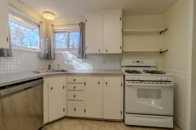 Building Photo - Classic Ranch Just Minutes from TC’s Best