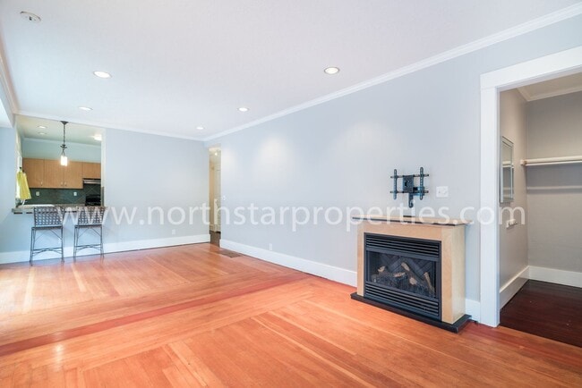 Building Photo - Amazing upscale John's Landing home.