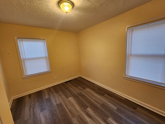 Building Photo - Adorable 2 bedroom with updates and washer/dryer hook-ups