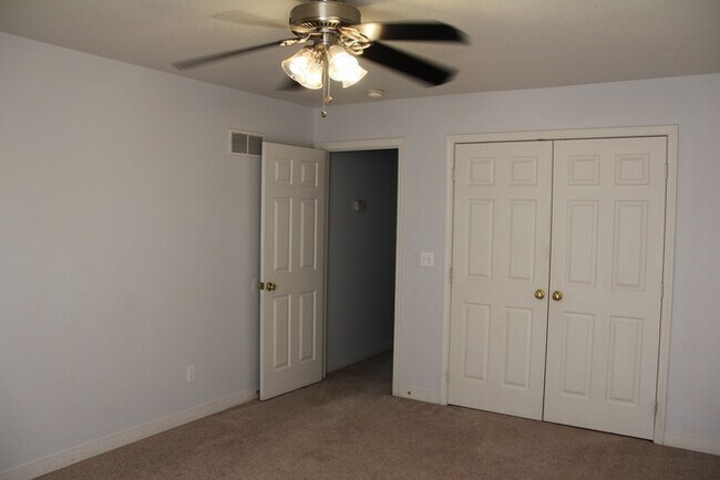 Building Photo - Town Home in Holt, MO