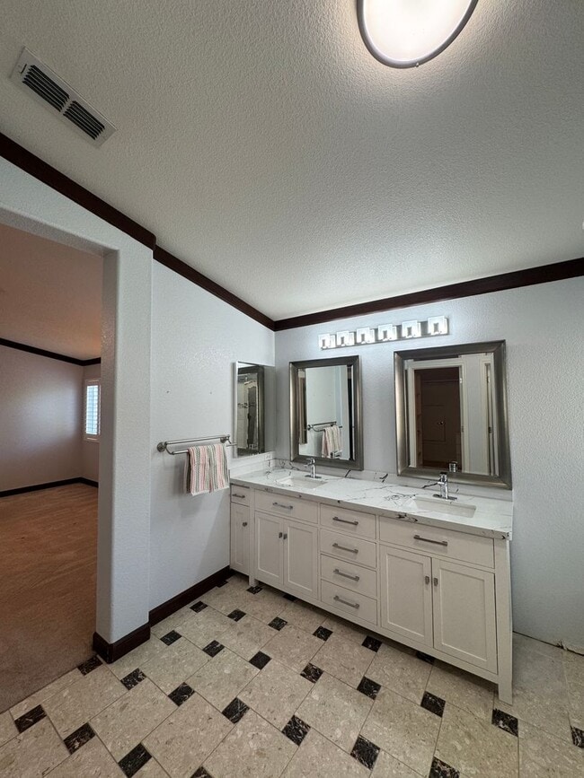 Building Photo - 1762 River Oaks Cir
