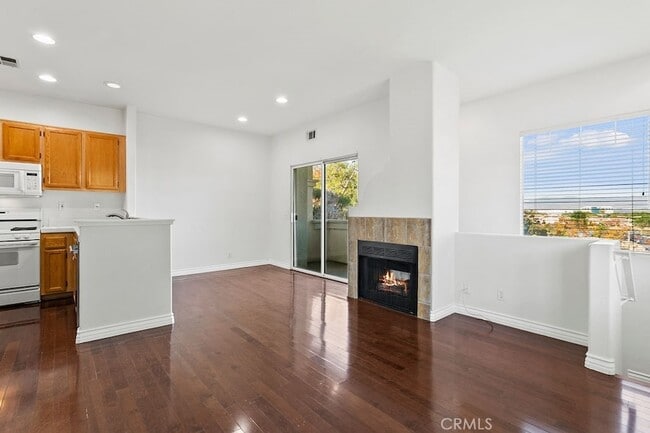 Building Photo - 17 Aurora