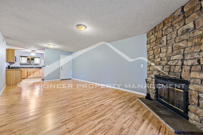 Building Photo - Charming condo with Central AC and Washer ...