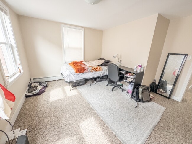 Building Photo - 123 Willow St