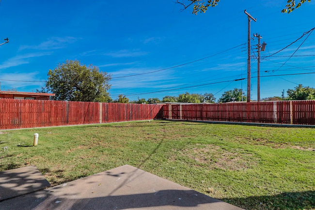 Building Photo - 3bed/1 bath property located in Central Lu...