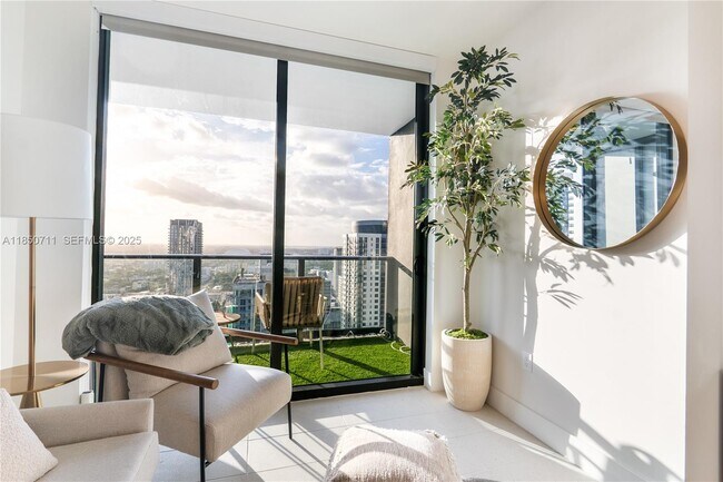 Building Photo - 601 NE 1st Ave