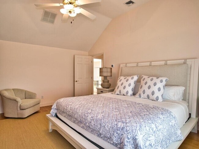 Building Photo - 149 Nanaquaket Rd