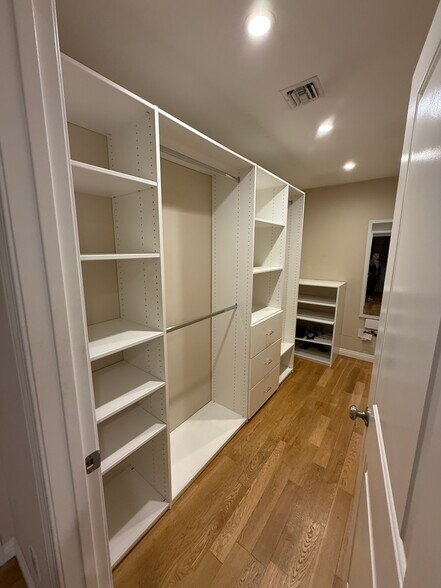 Building Photo - 5906 Graves Ave