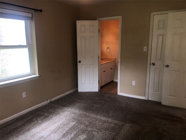 Building Photo - 307 Moss Hill Ln