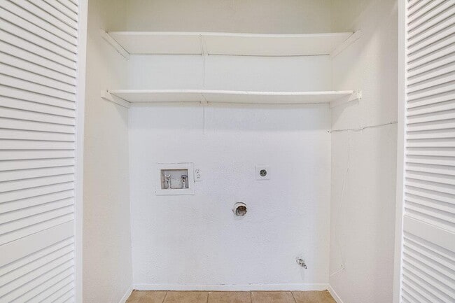 Building Photo - 10310 Little Pebble Dr