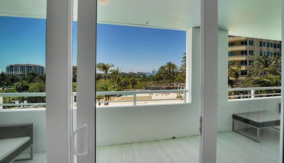 Building Photo - 400 S Pointe Dr