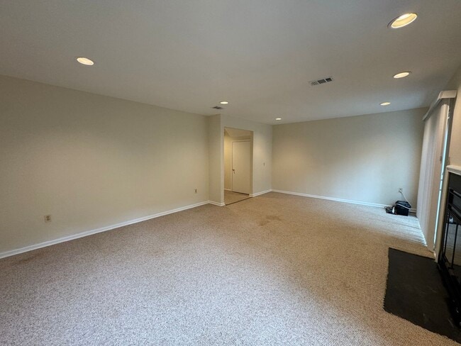 Building Photo - Well-Maintained 3 Bed 3.5 Bath Townhome Wi...