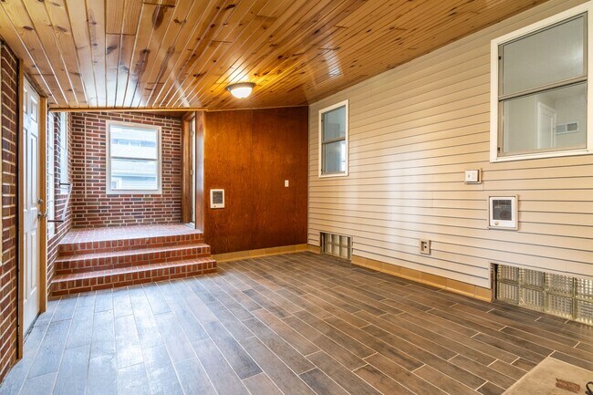 Building Photo - 3 Bedroom Home Available Now!