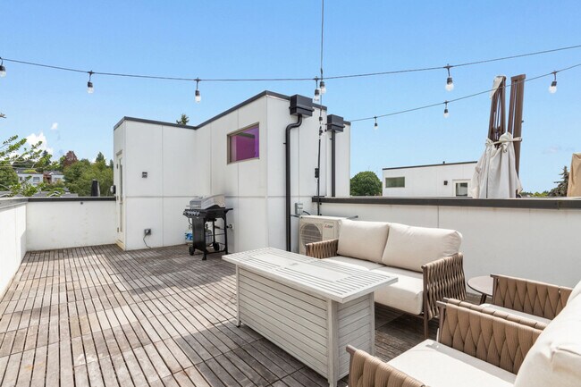 Building Photo - 913 10th Ave E