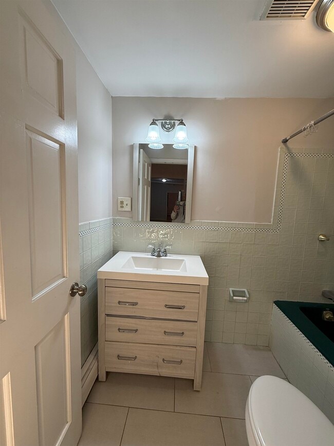 Building Photo - 614 GRAND St