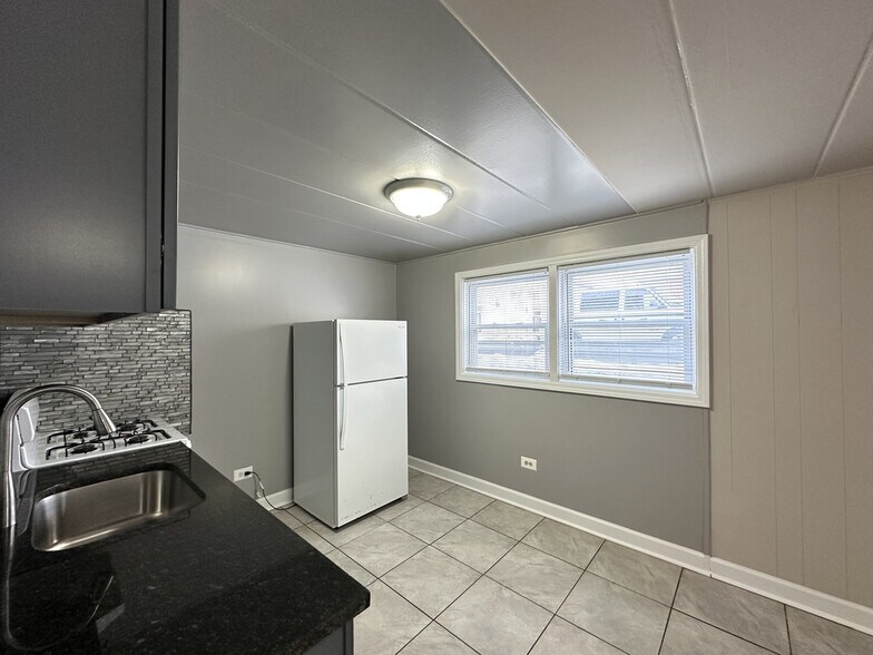 Building Photo - 9632 Ivanhoe Ave