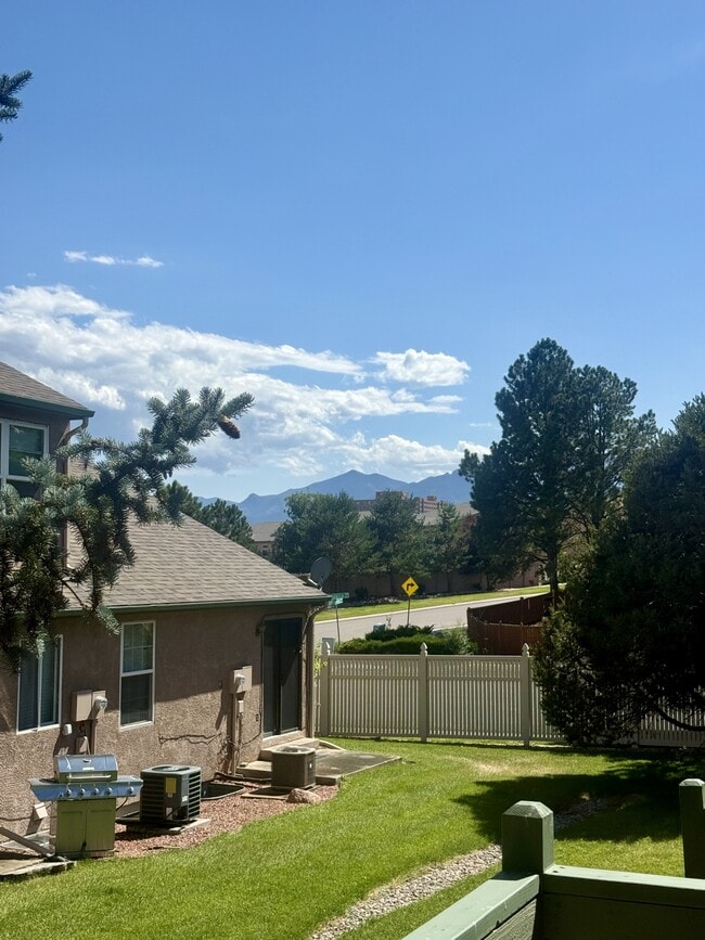Building Photo - 127 Iveystone Ct