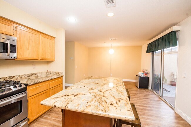 Building Photo - Beautiful Townhouse in the desirable Anaheim Packing District!