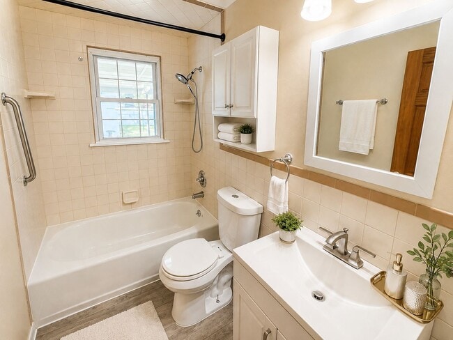 Building Photo - 2-Bedroom Burlington Home with Finished Basement, Backyard and Garage