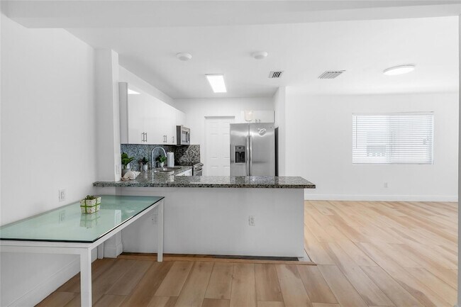 Building Photo - 343 Van Buren St