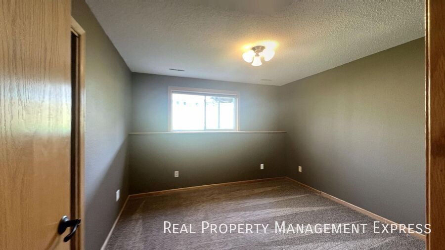 Building Photo - 4 Bedroom 2 Bathroom Home for Rent