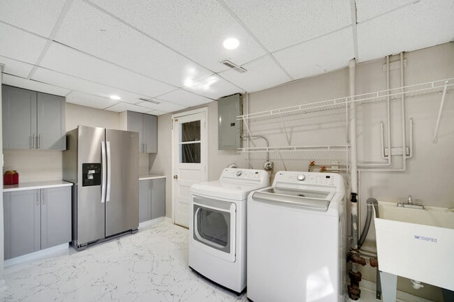Building Photo - 22W362 Hackberry Dr