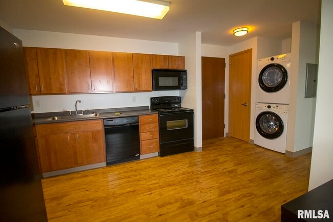 Building Photo - 2900 River Dr