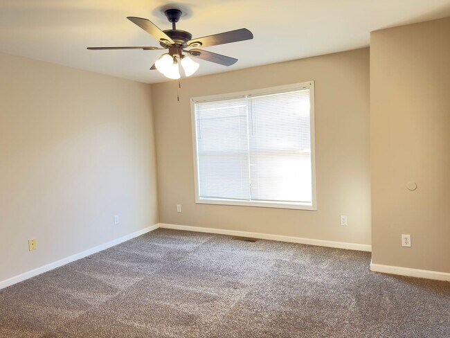Building Photo - Fantastic 2 bedroom 2.5 bath townhome in a...