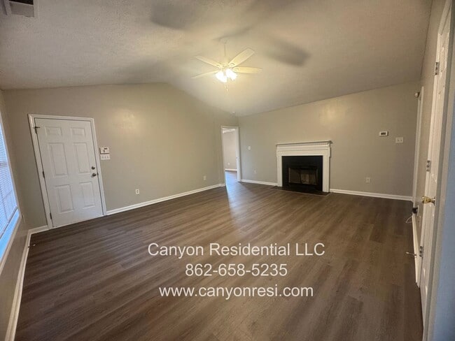 Building Photo - Spacious 3-Bedroom Home for Rent in Raeford