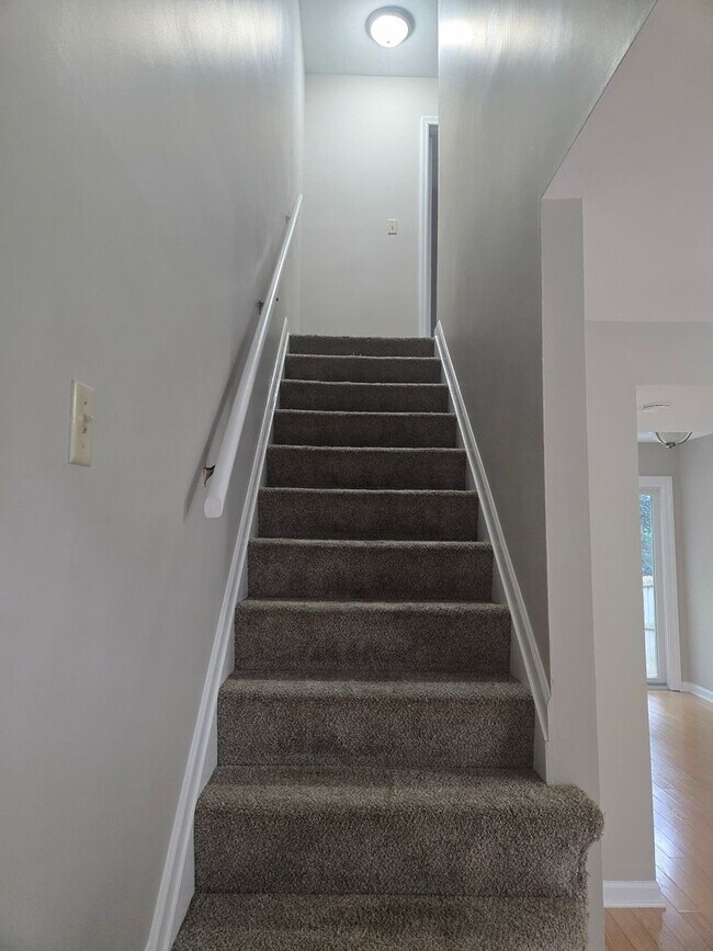 Building Photo - Spacious Townhome with Fully Fenced Privat...