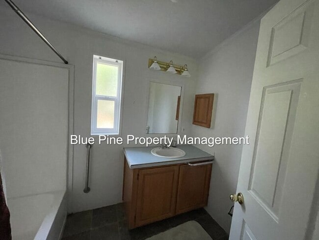 Building Photo - 587 W 10 S