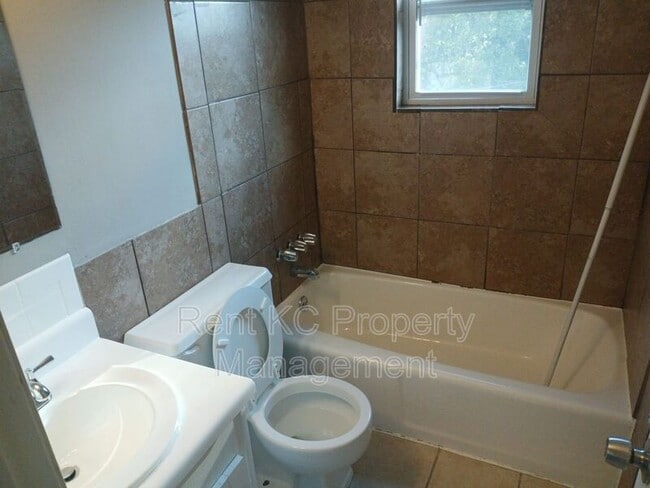 Building Photo - 5038 N Topping Ave