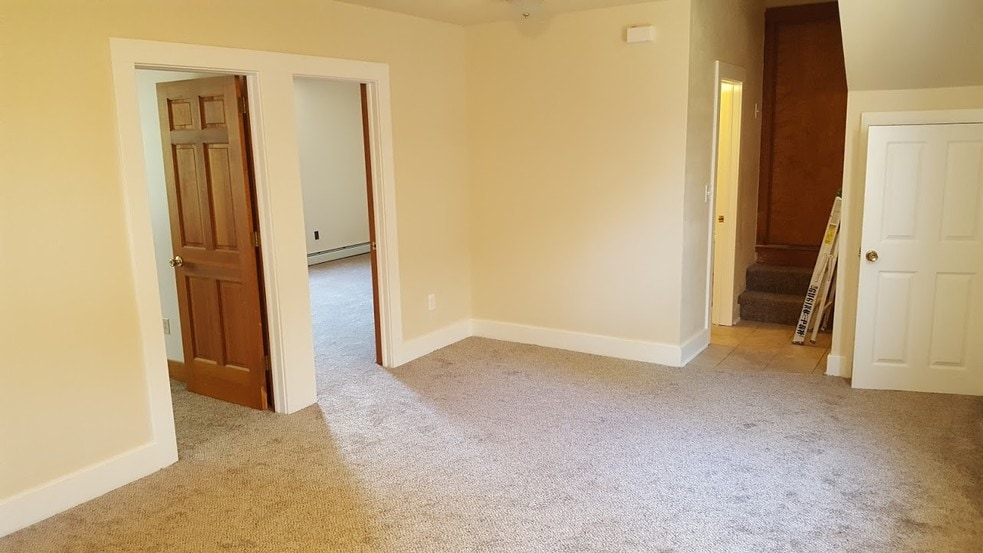 LIVING RM - 55 E Courtney St