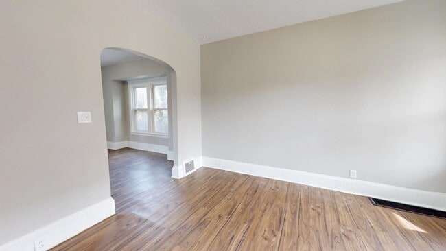 Building Photo - 5 bedroom/1 bath, Old Brooklyn