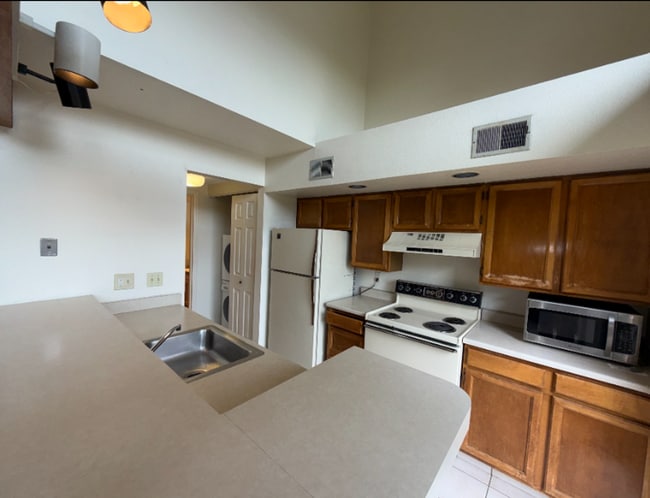 Building Photo - Spacious with sky light and loft!