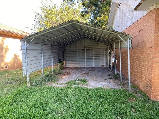 Building Photo - 2 bed 1 1/2 bath