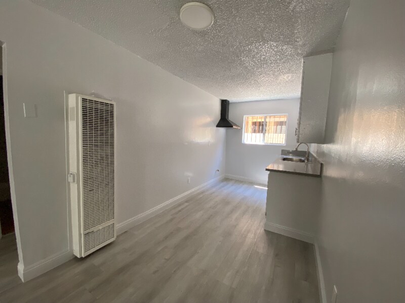Building Photo - 926 W 84th St