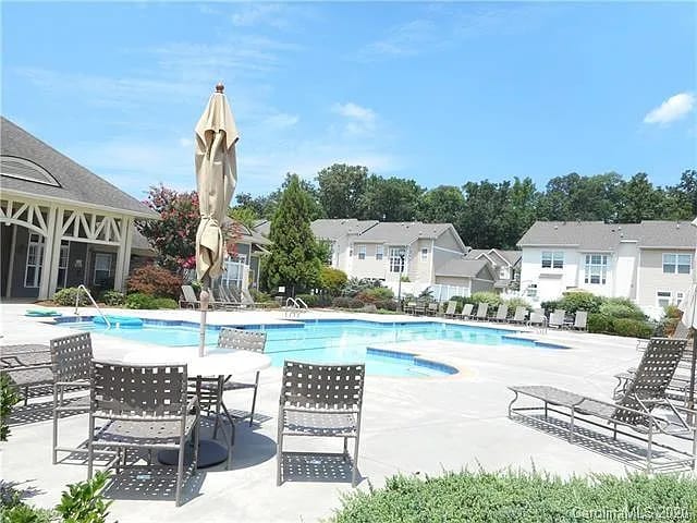 Building Photo - 2501 Silverthorn Dr