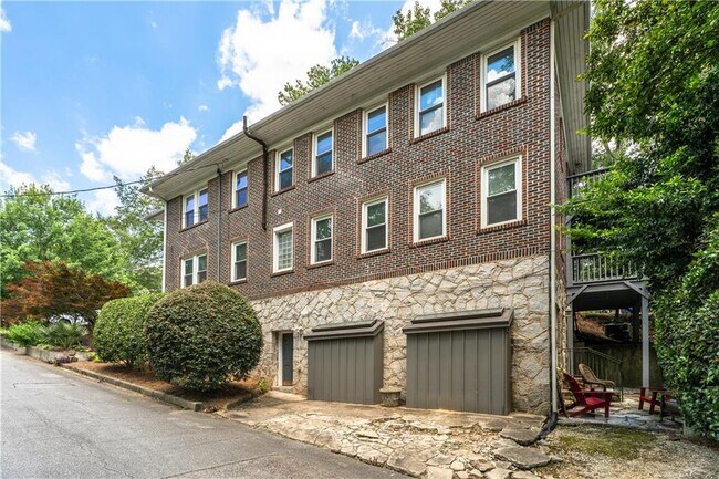 Building Photo - 11 Polo Dr NE