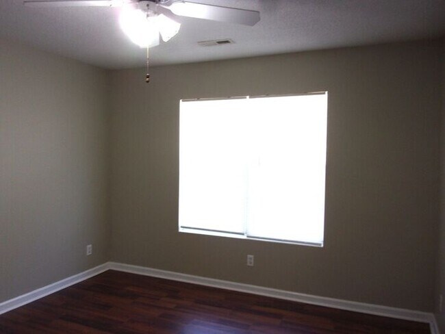 Building Photo - 2 Bedroom 2 Bath Duplex near Cherry Park