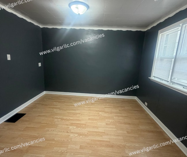 Building Photo - 4-bedrooms, 1-Bath - 2-floor Duplex Home