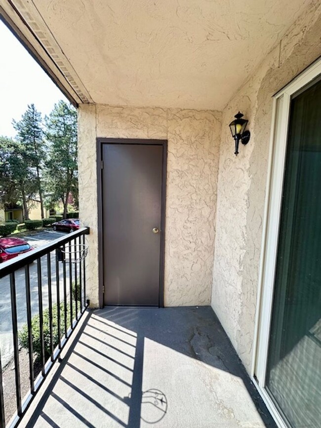 Building Photo - 2 bedroom condo with Washer/Dryer