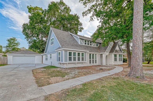 Building Photo - 318 Pine Manor Dr